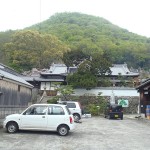 駐車場から見上げる江甫草山