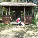 山頂神社で記帳しています。