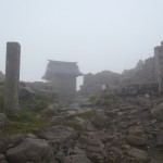 ガスで煙る山頂神社