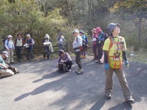 s-駐車場に降り立ち登山はおわりこれより車道歩いて道の駅どなり道の駅