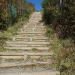 天まで届きそうな階段登ると花立山荘に着く・