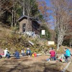 七つ石小屋の裏側・水・トイレもあります