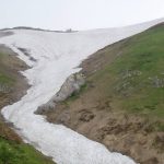 左の尾根を登り詰めると分岐・右に進むと駒ガ岳雪渓はありません